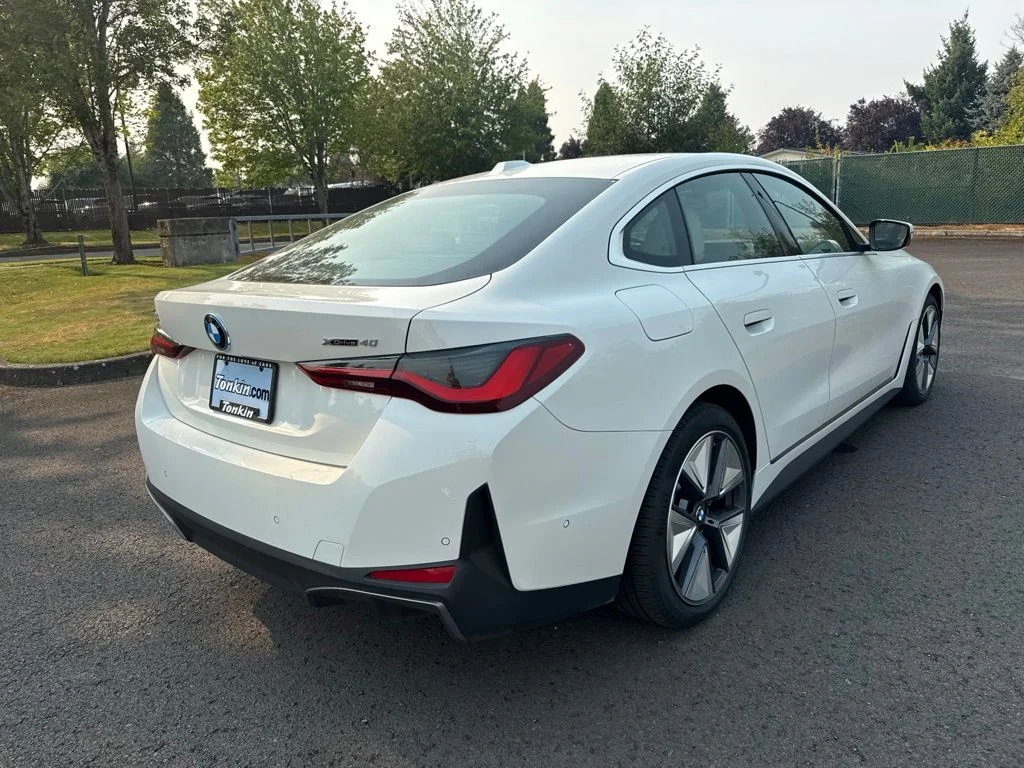 Used 2025 Alpine White BMW xDrive40 image 7