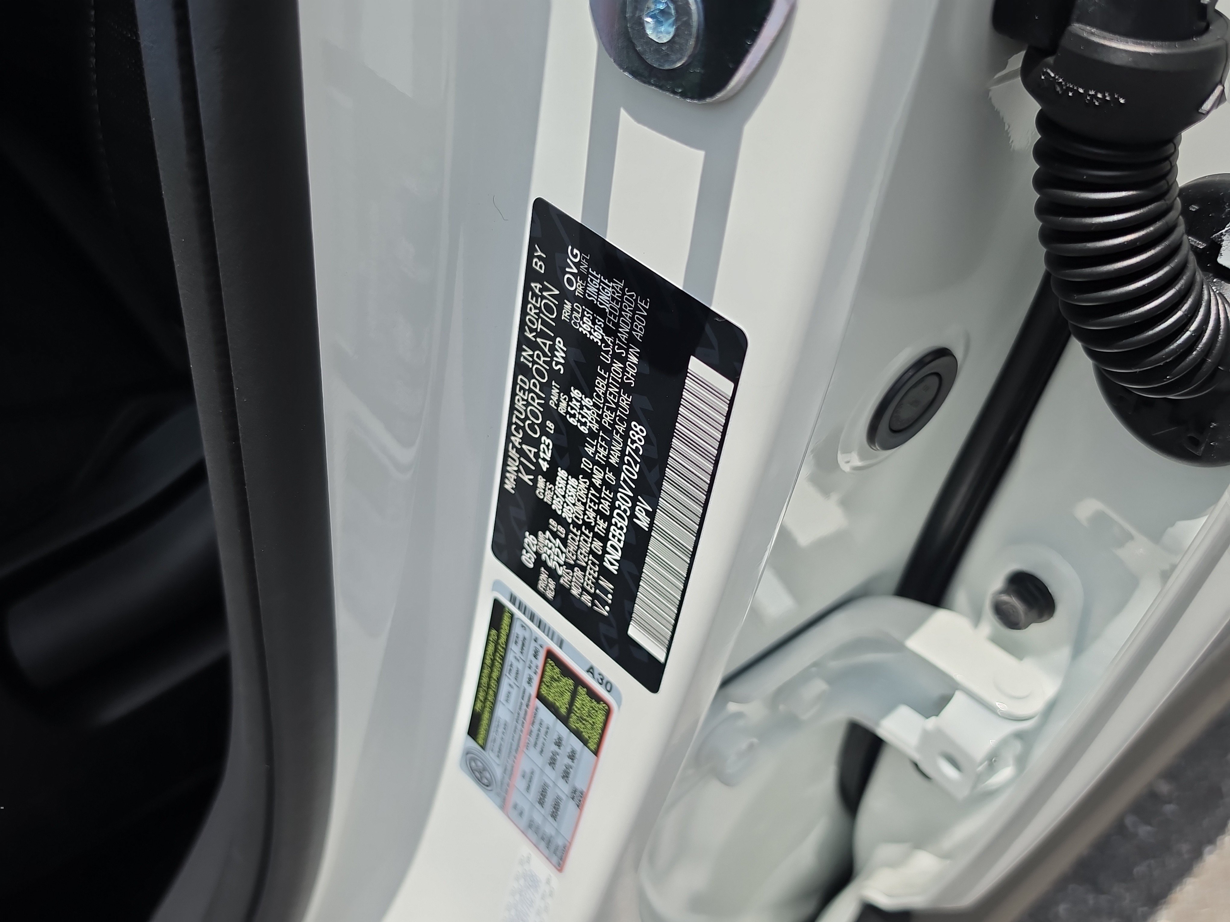 New 2027 Snow White Pearl Kia LX image 32