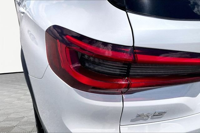 Used 2023 White BMW xDrive40i image 32