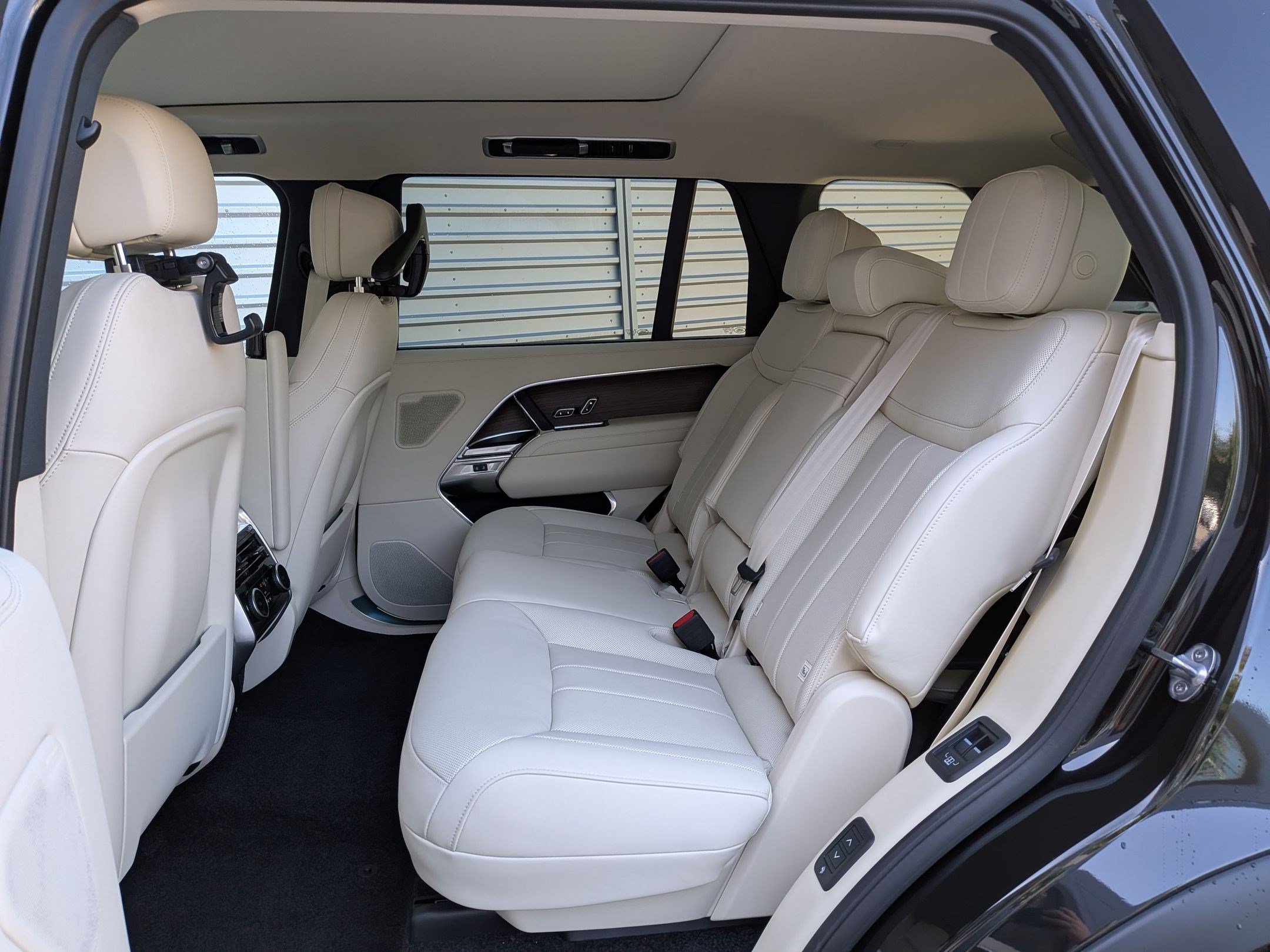 New 2026 Santorini Black Land Rover P400 SE 7 Seat image 27