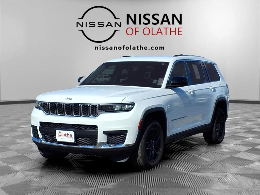 Used 2023 White/off-white Jeep Laredo image 1