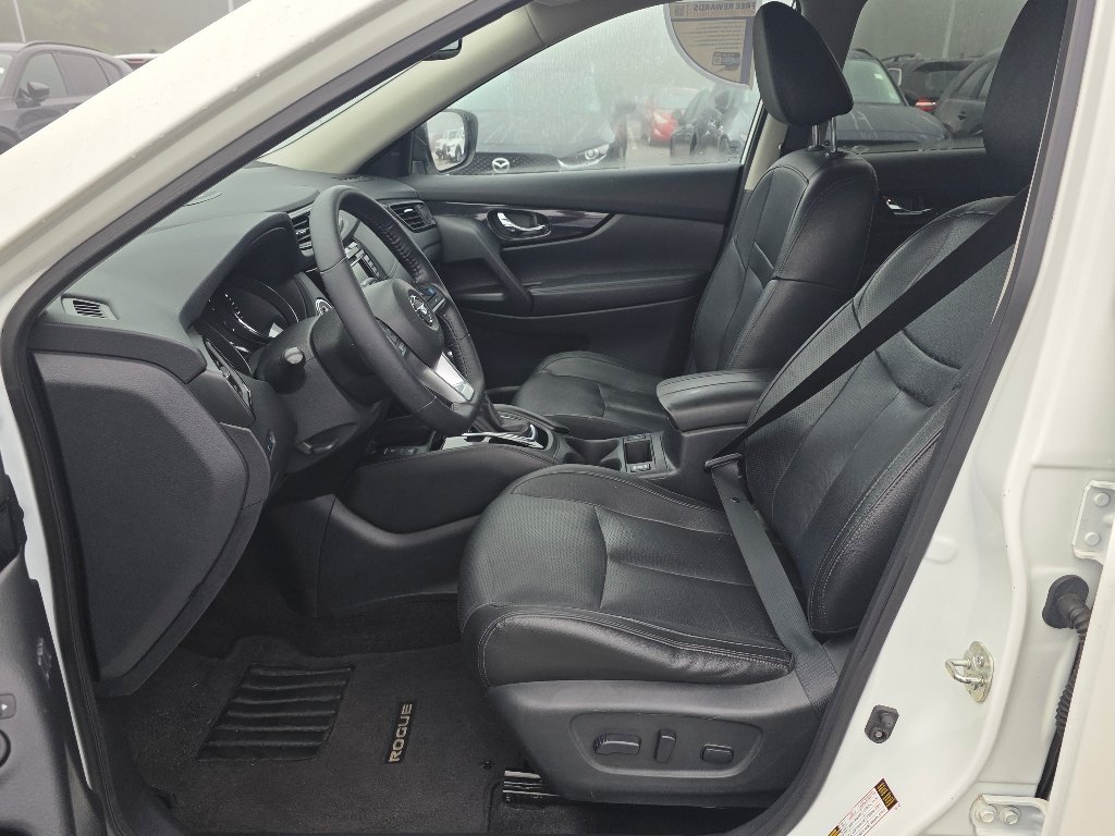 Used 2019 Pearl White Tricoat Nissan SL image 32
