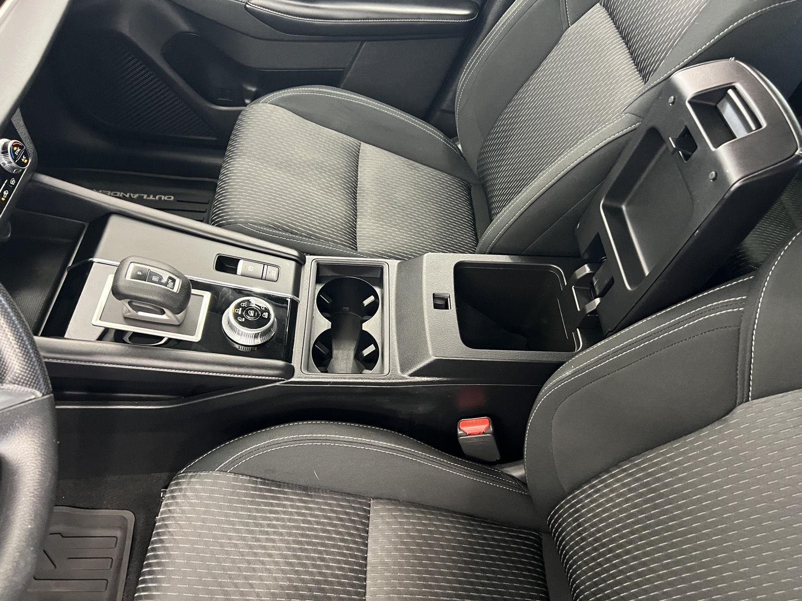 2022 Mitsubishi Outlander ES - Photo 19