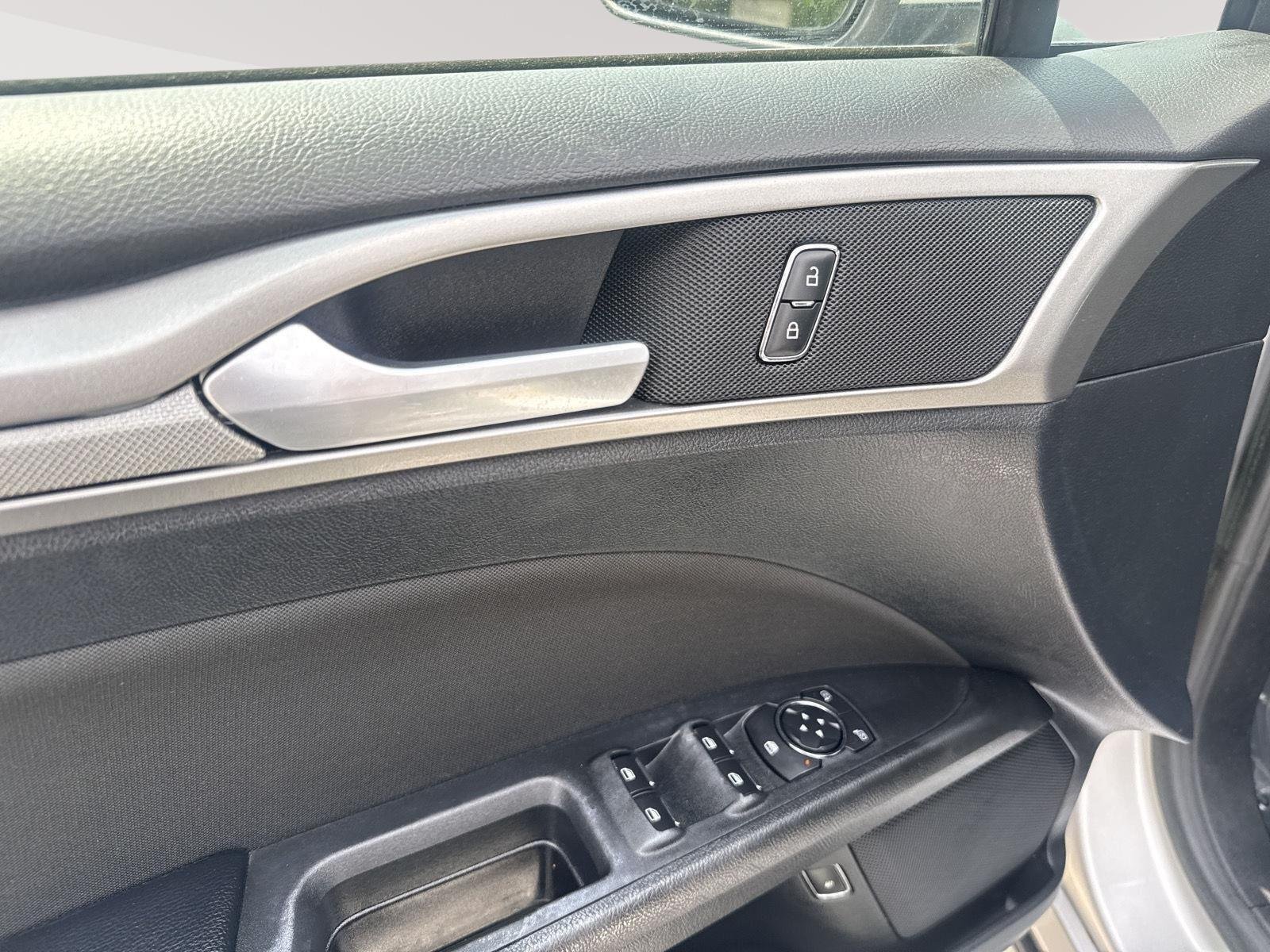 Used 2019 Ingot Silver Ford SE image 17