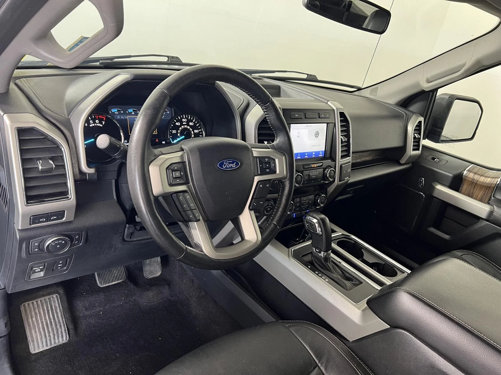 Used 2020  Ford XL image 4