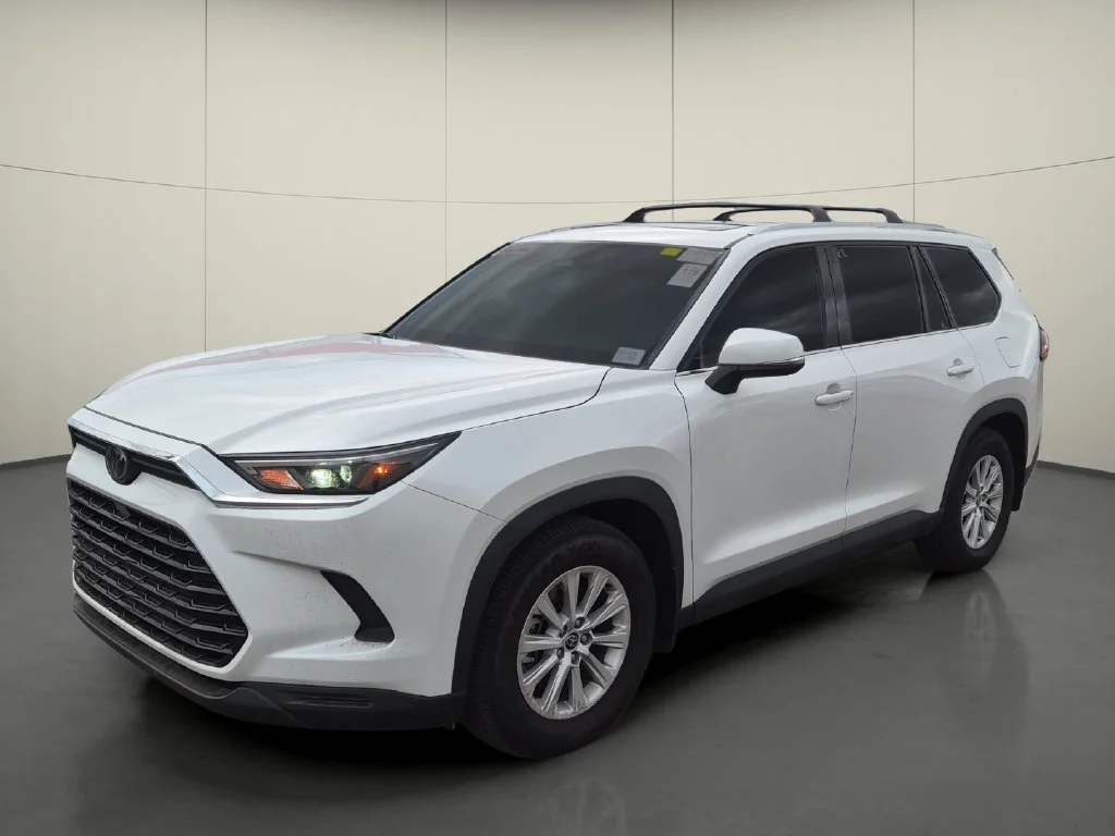 Used 2025 Beige Toyota XLE image 3