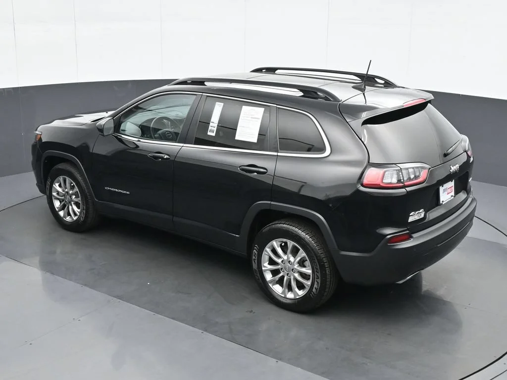 Used 2022 Black Jeep Latitude Lux image 19
