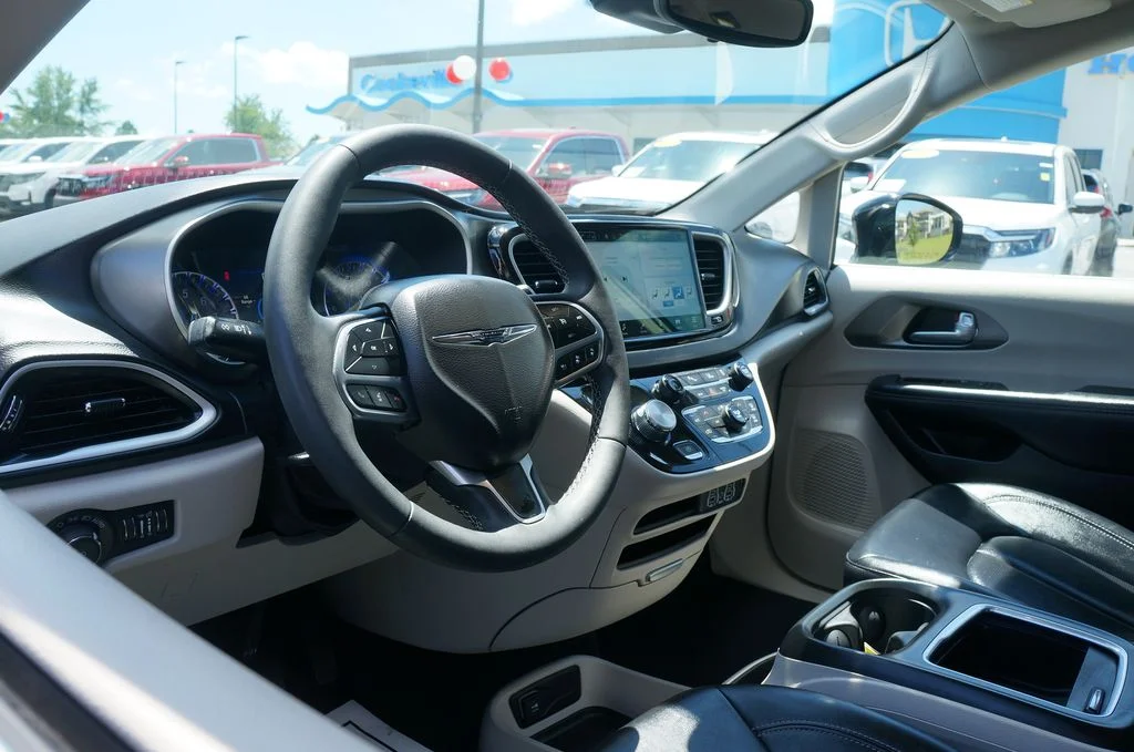 Used 2024 Silver Mist Clearcoat Chrysler Touring L image 14