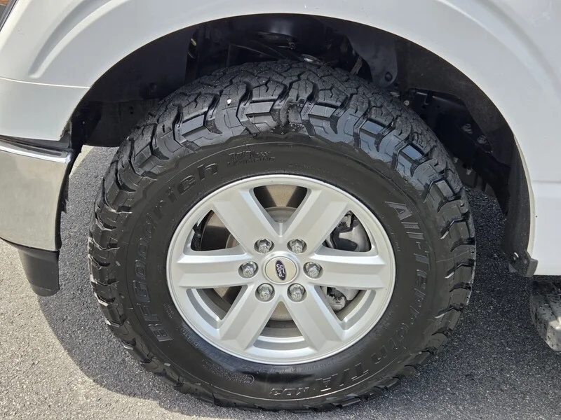 Used 2023 WHITE FORD XLT 4WD SUPERCREW 5.5