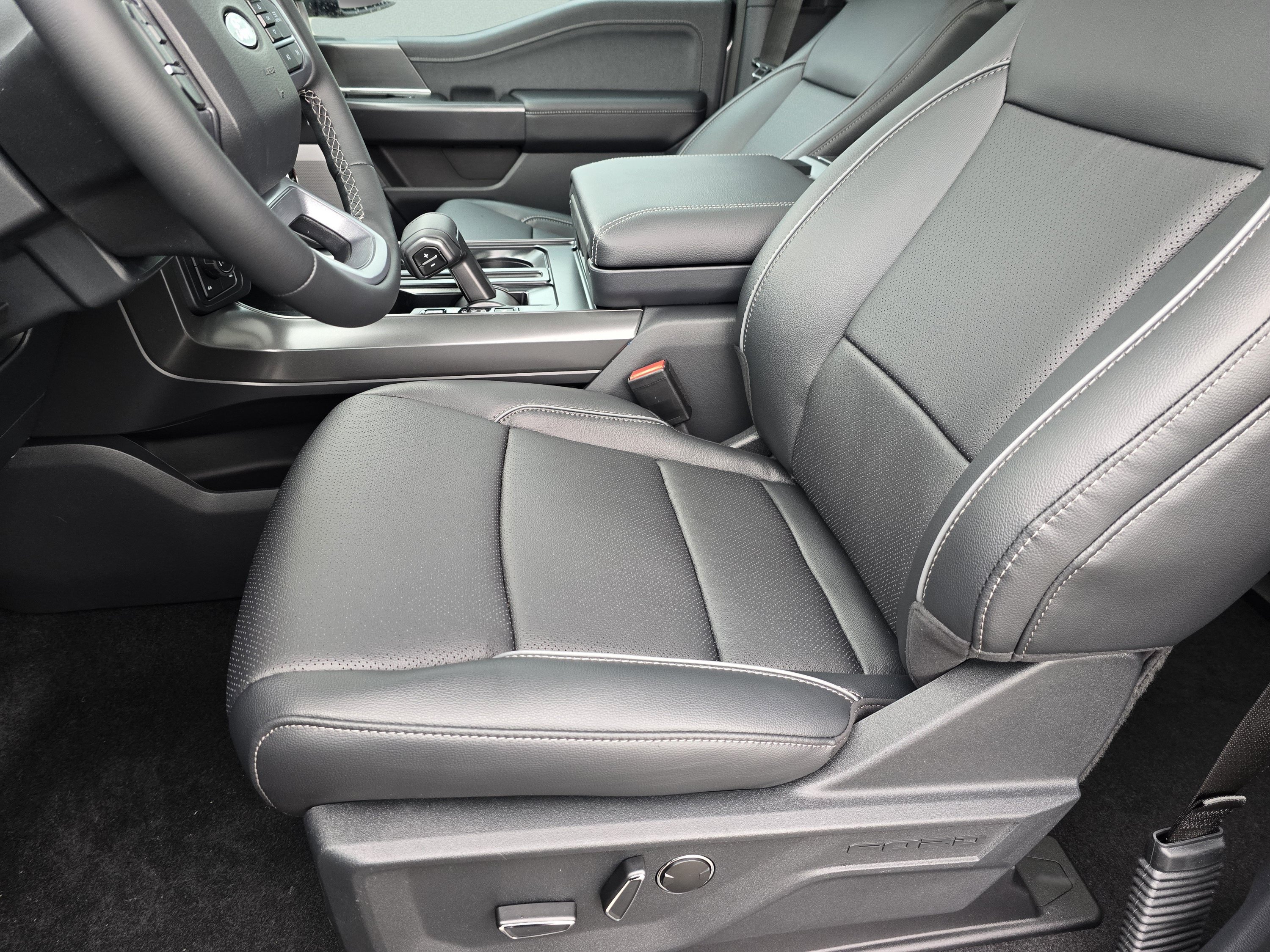 New 2026 Carbonized Gray Metallic Ford LARIAT image 35