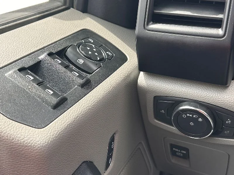 Used 2019 OXFORD WHITE Ford XL image 15