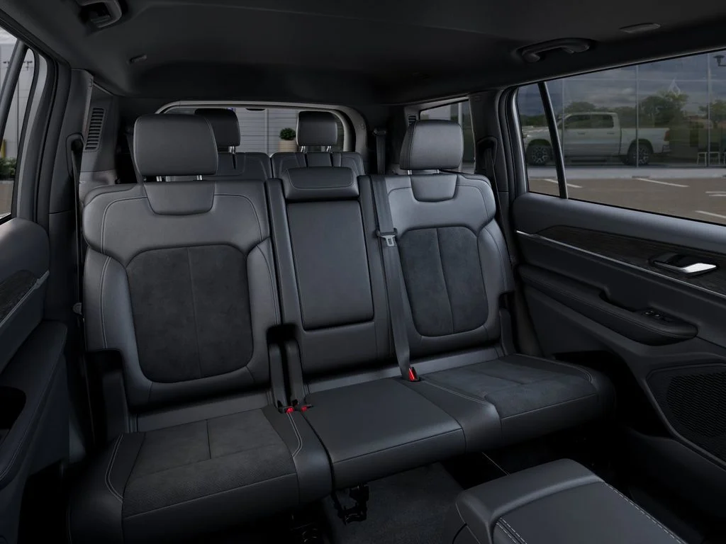 New 2026 Bright White Clear-Coat Exterior Paint Jeep Altitude image 15