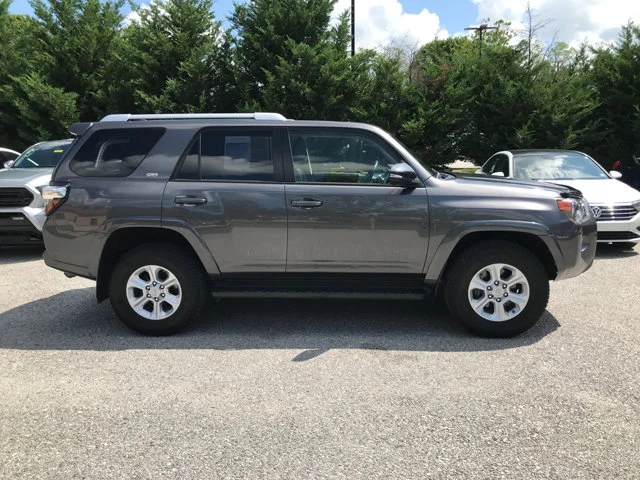 Used 2018 Magnetic Gray Metallic Toyota SR5 Premium image 9