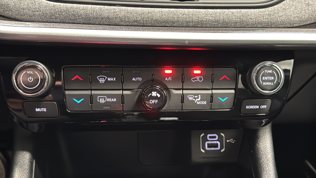 Used 2023 Granite Crystal Metallic Clearcoat Jeep Latitude image 17