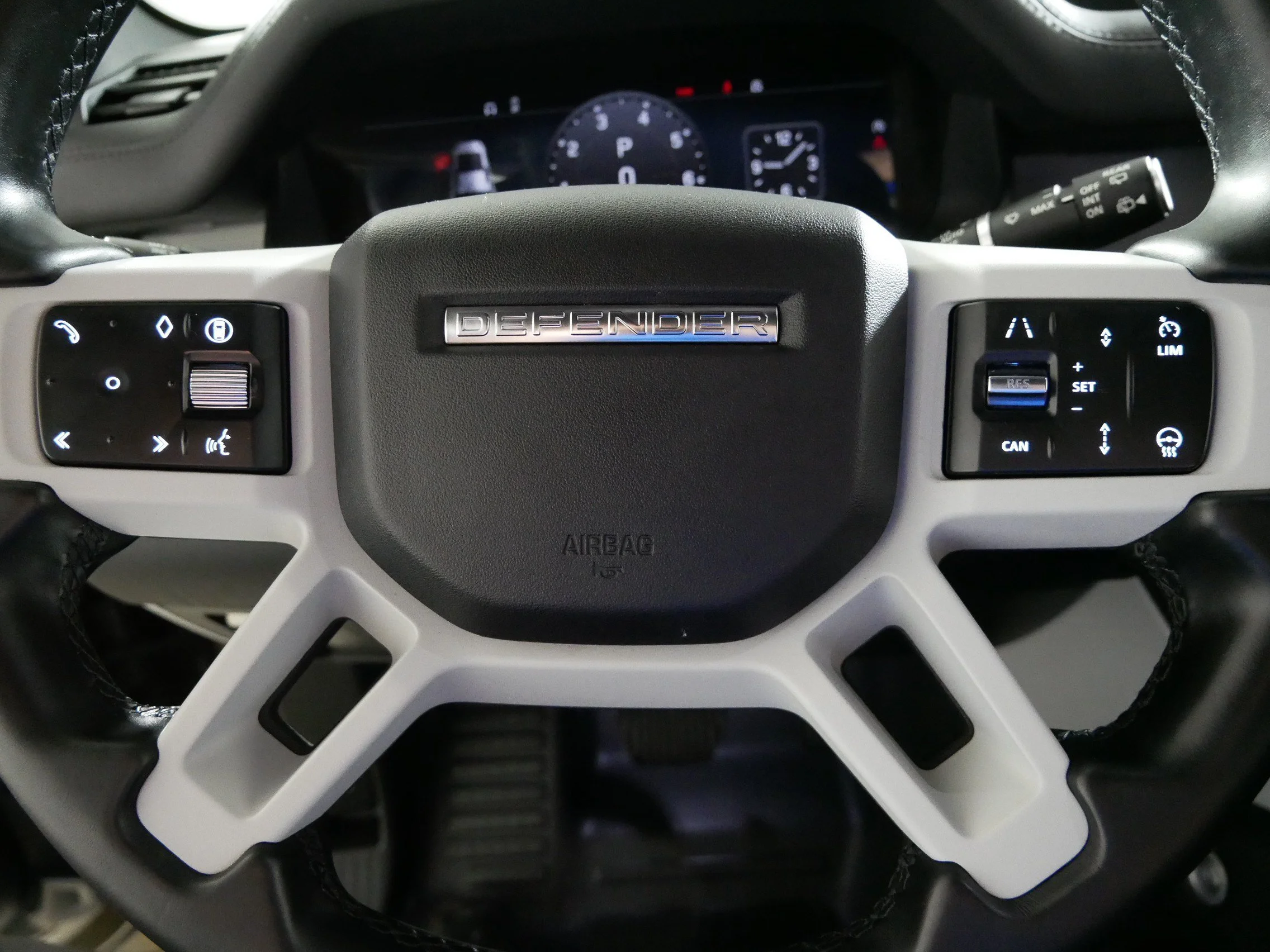 Used 2024 BRONZE Land Rover X-Dynamic SE image 25