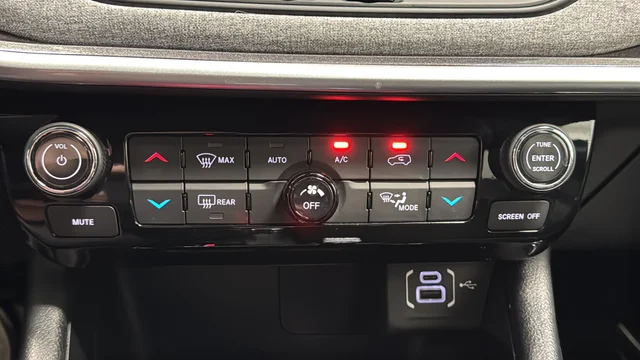 Used 2023 Crystal Metallic Jeep Latitude image 17