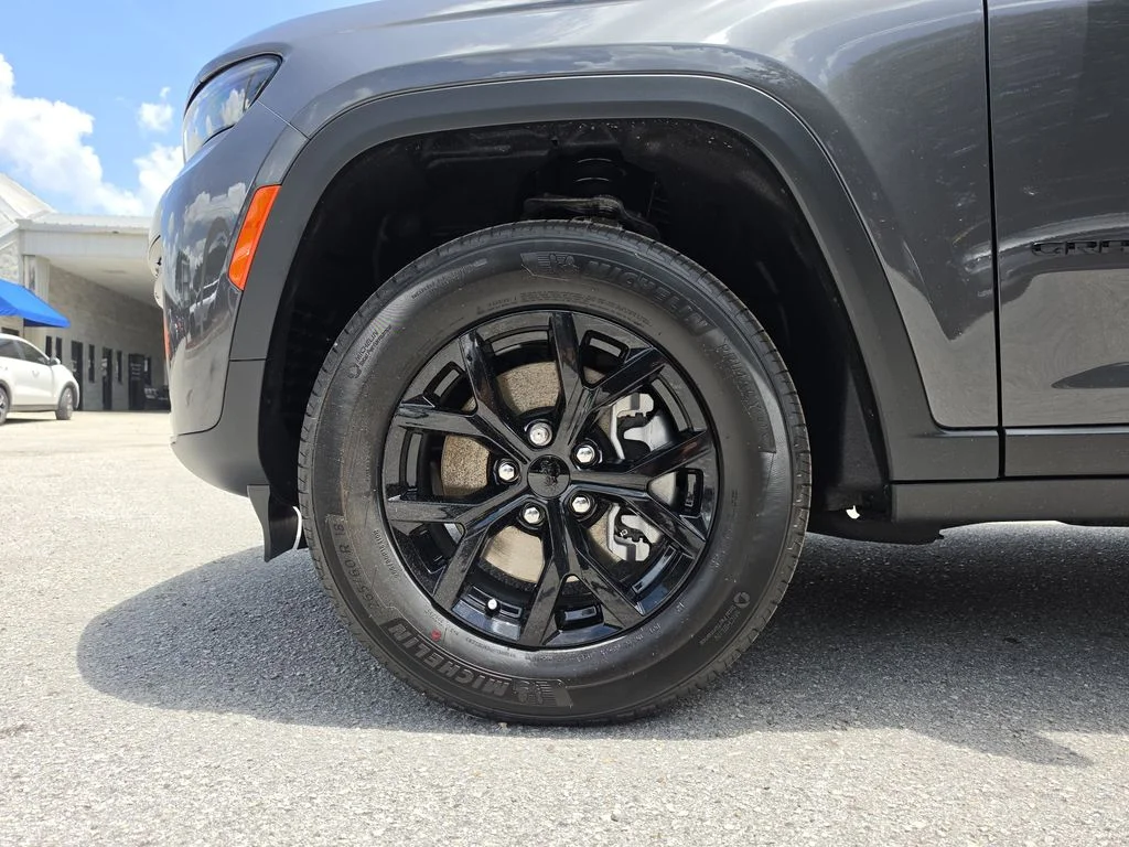 New 2026 Baltic Gray Metallic Clear-Coat Exterior Paint Jeep Altitude image 33