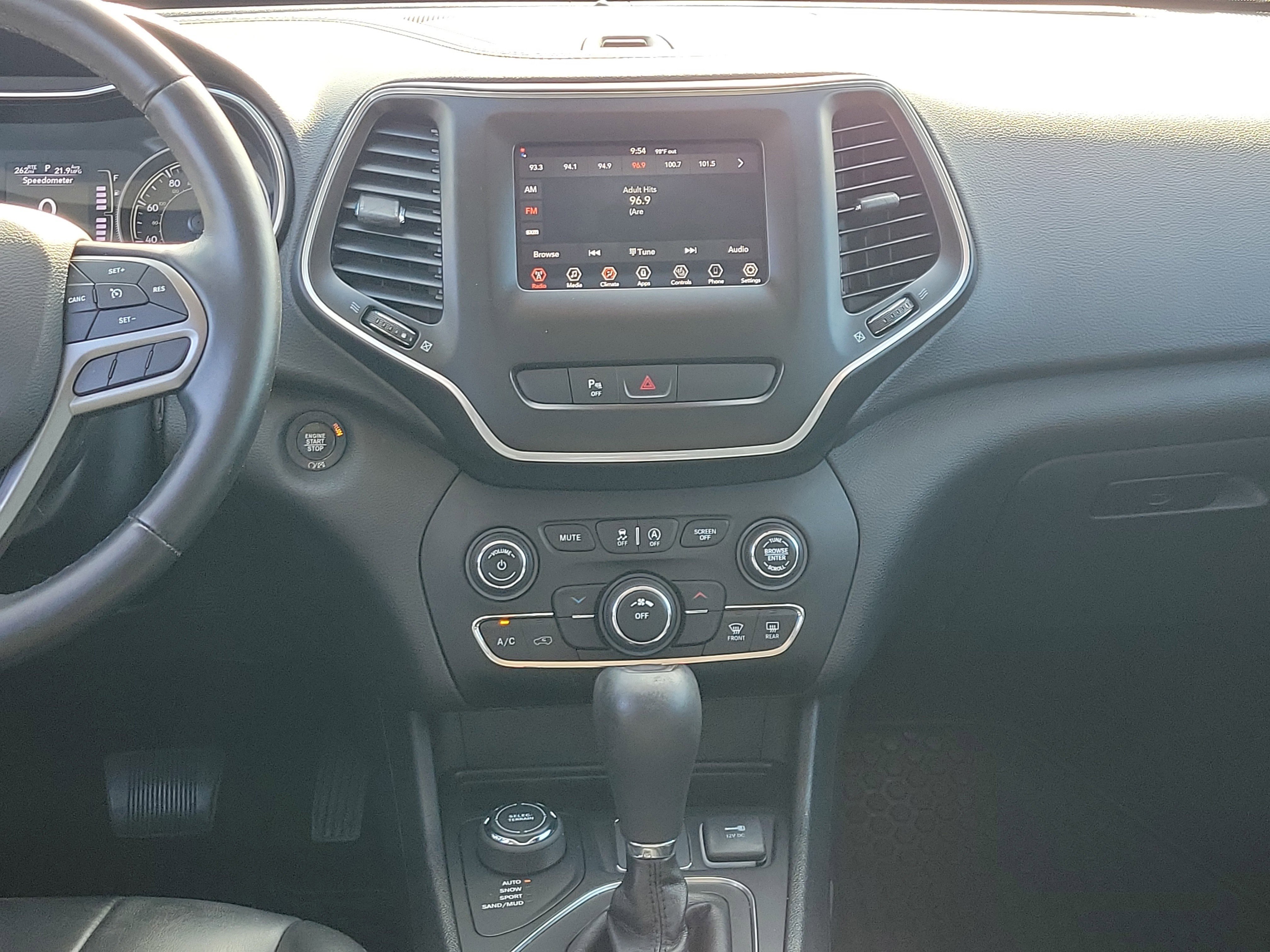 Used 2019 Diamond Black Crystal Pearlcoat Jeep Latitude Plus image 19