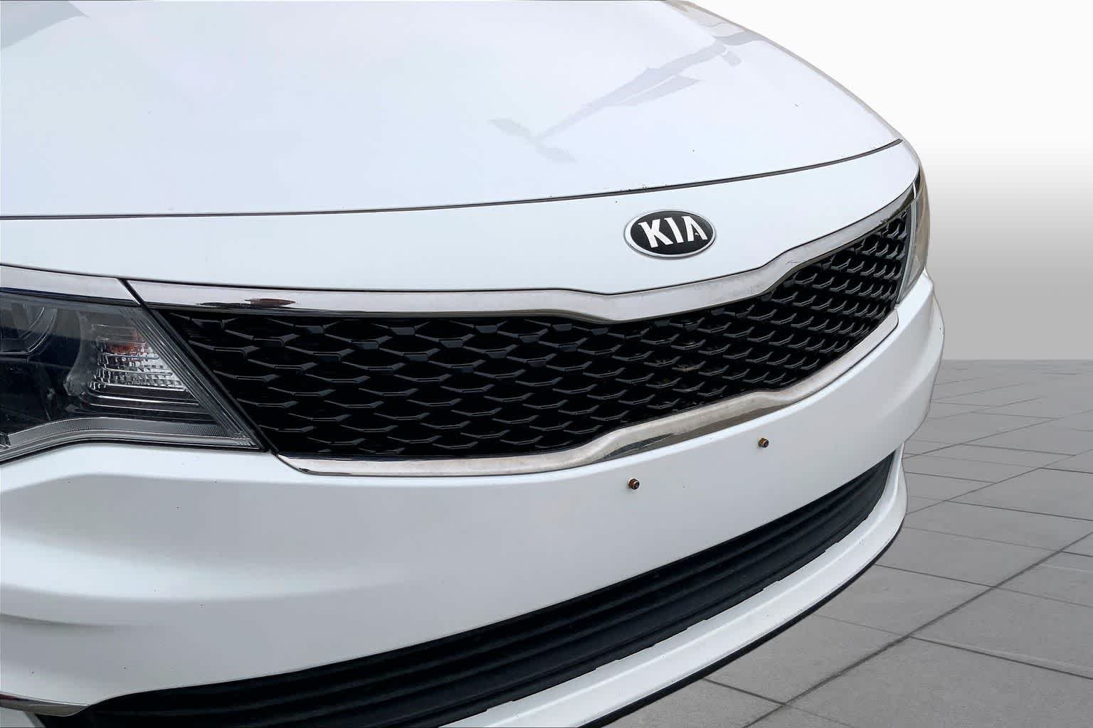 Used 2018 Snow White Pearl Kia LX image 29