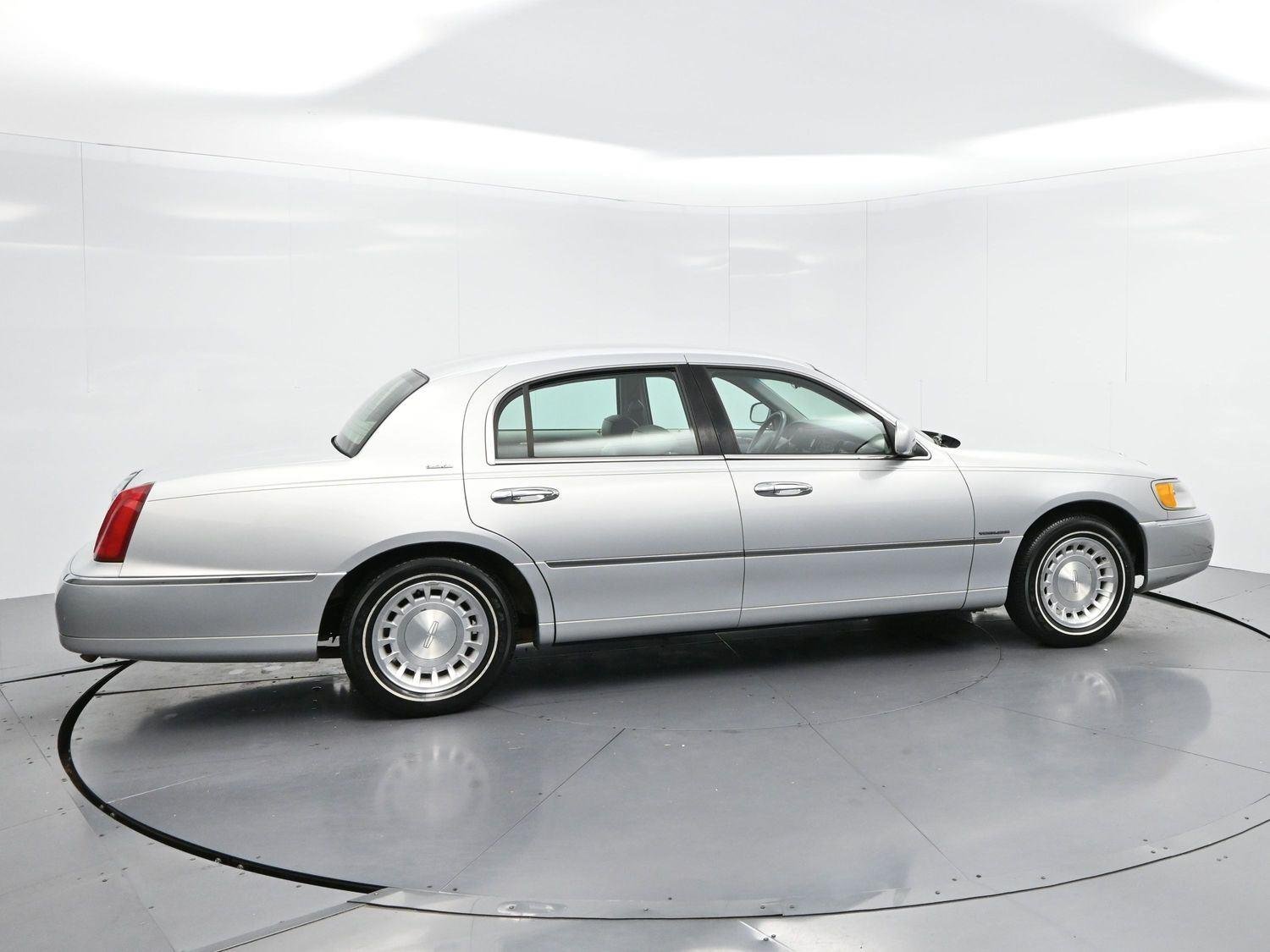 Used 2000  Lincoln Executive image 8
