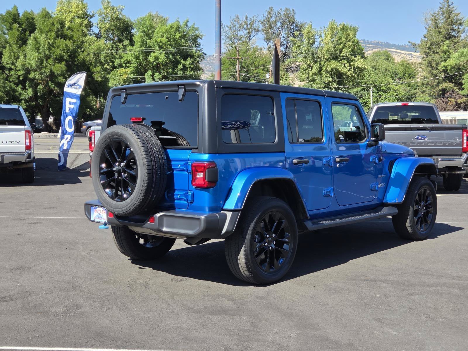 Used 2023 Hydro Blue Pearlcoat Jeep Sahara image 5