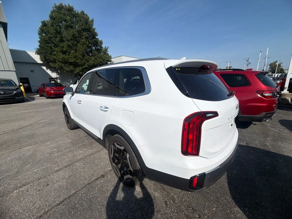 Used 2025 White Kia S image 3