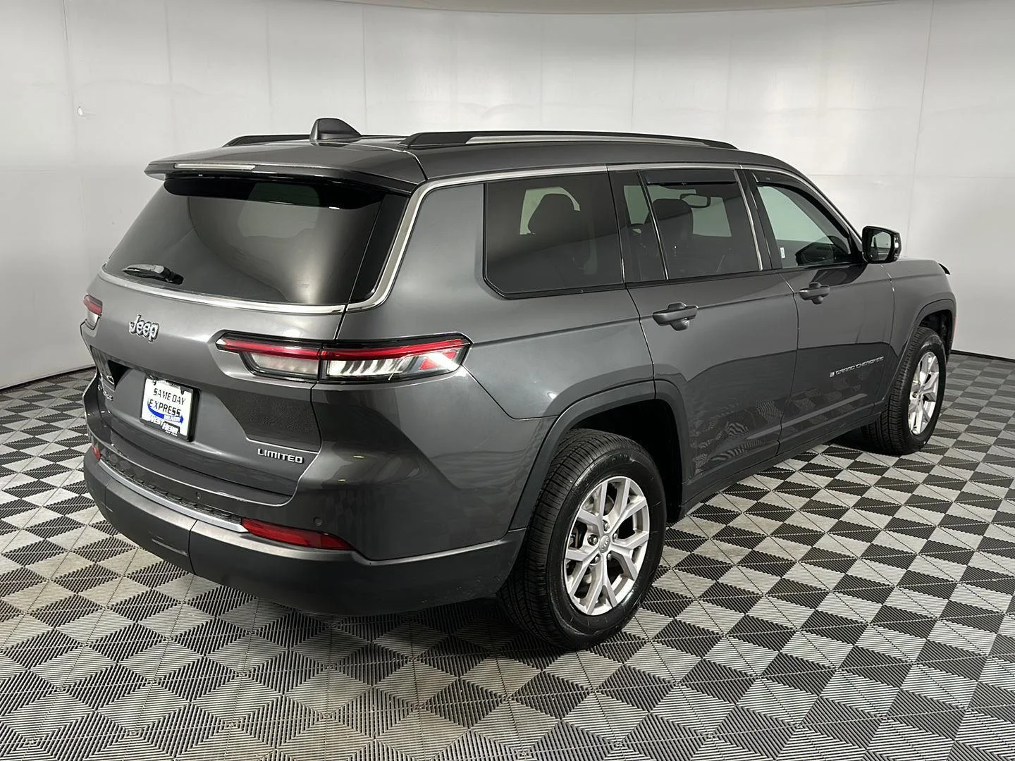 Used 2022 Baltic Gray Metallic Clearcoat Jeep Limited image 9