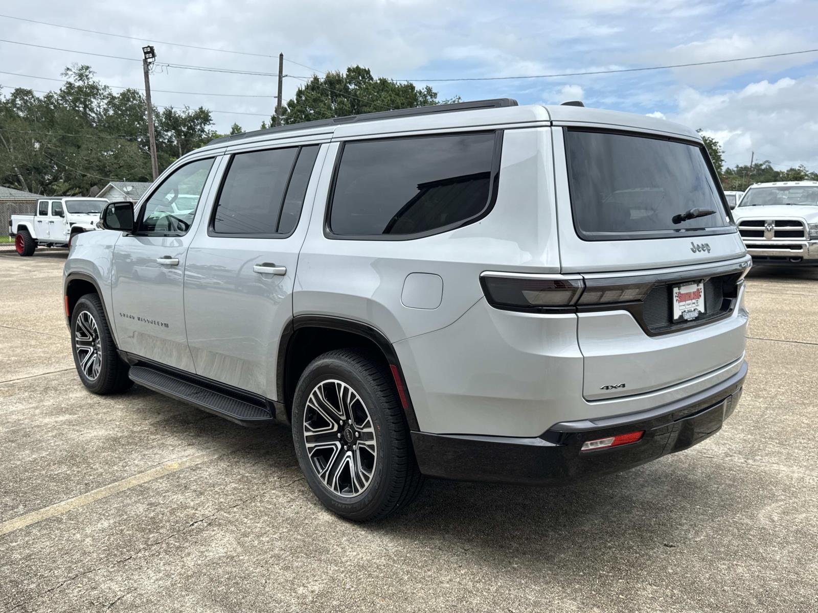 New 2026 Silver-Zynith Exterior Paint Jeep  image 4