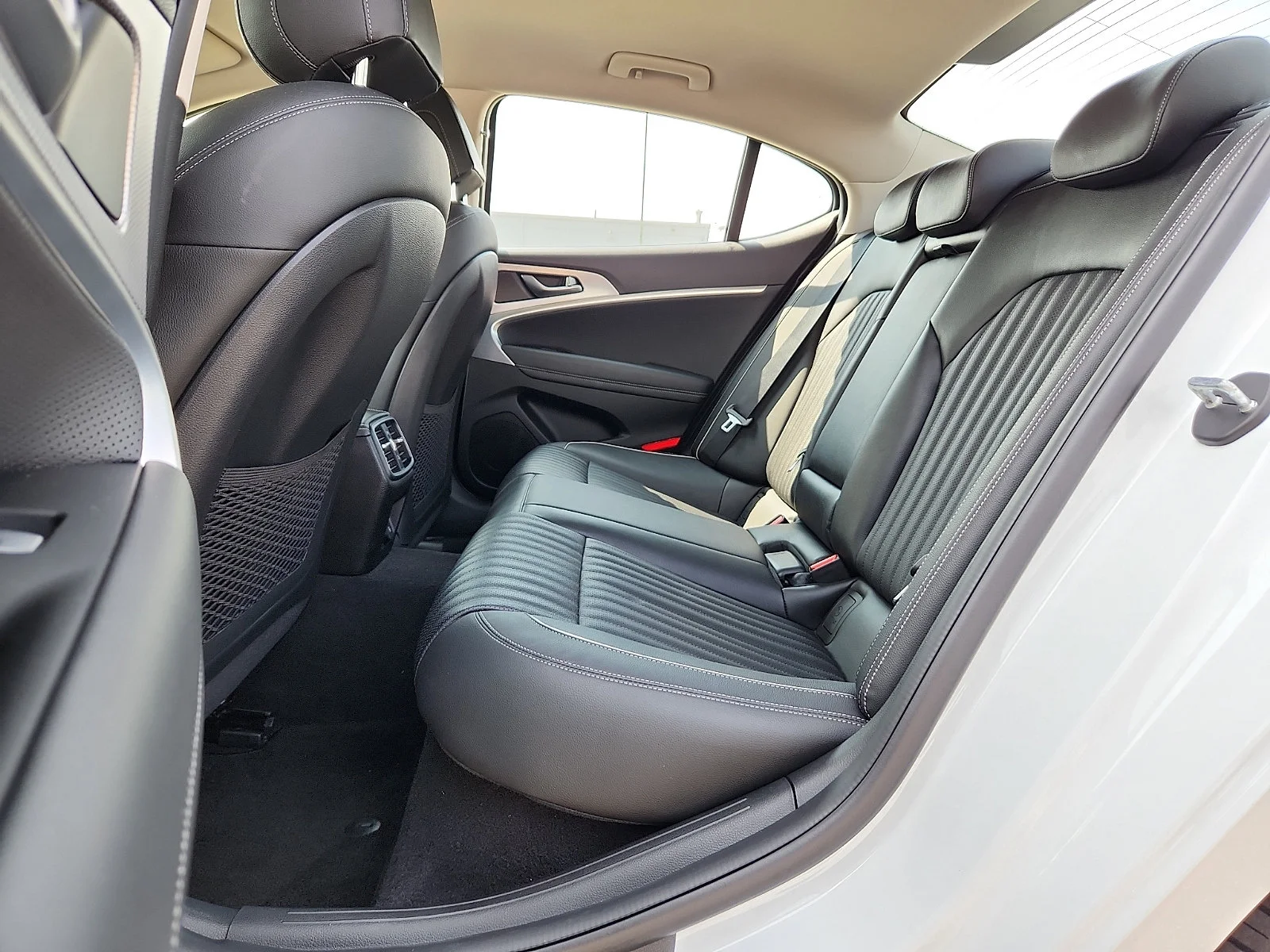 Used 2022 White Genesis 3.3T image 10