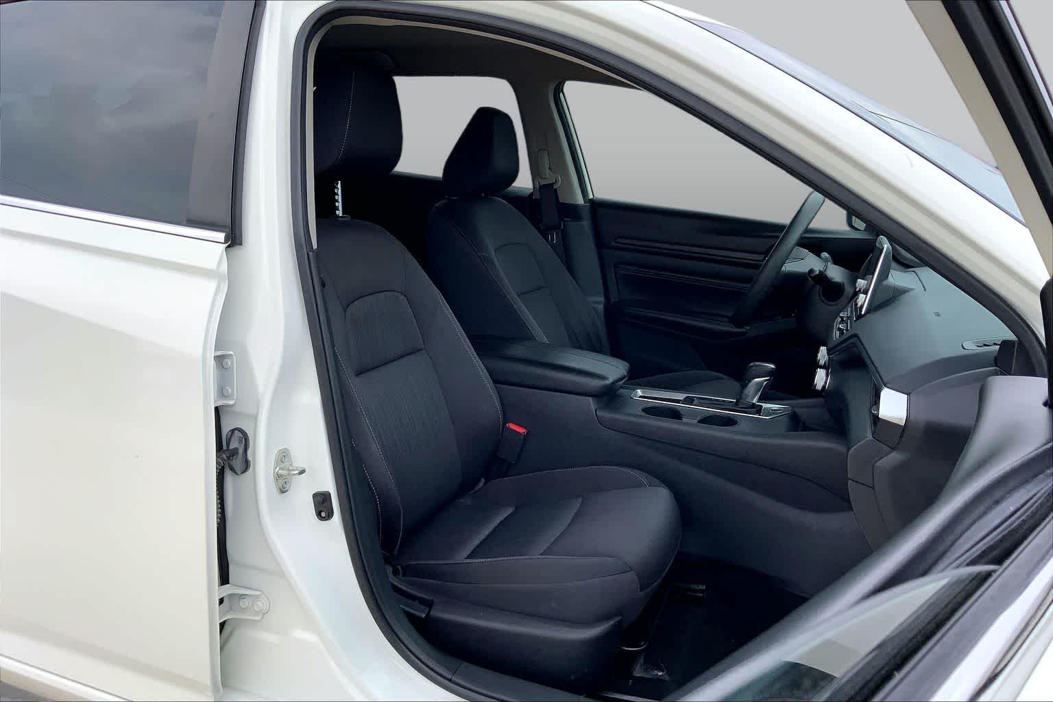 Used 2020 Glacier White Nissan 2.5 S image 9
