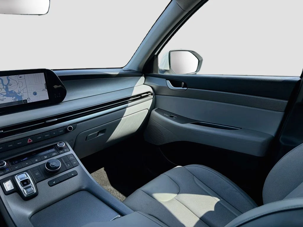 Used 2025 White Hyundai SEL image 25