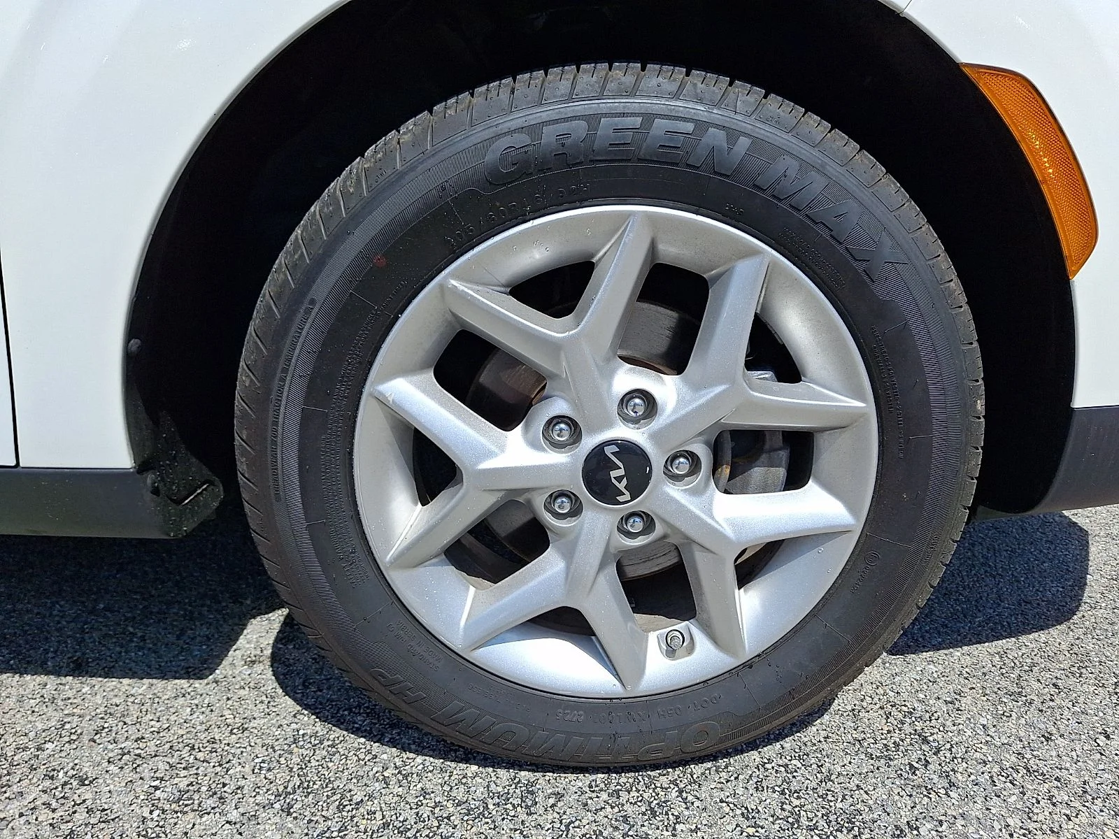 Used 2022 White Kia LX image 9