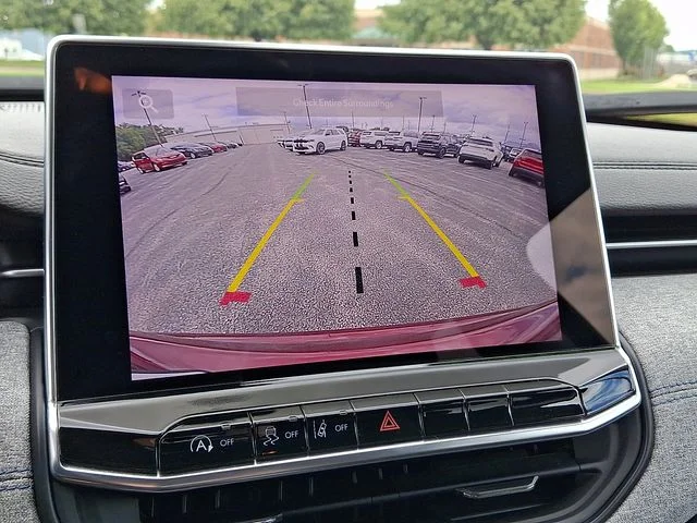 Used 2022 Red Jeep Latitude image 24