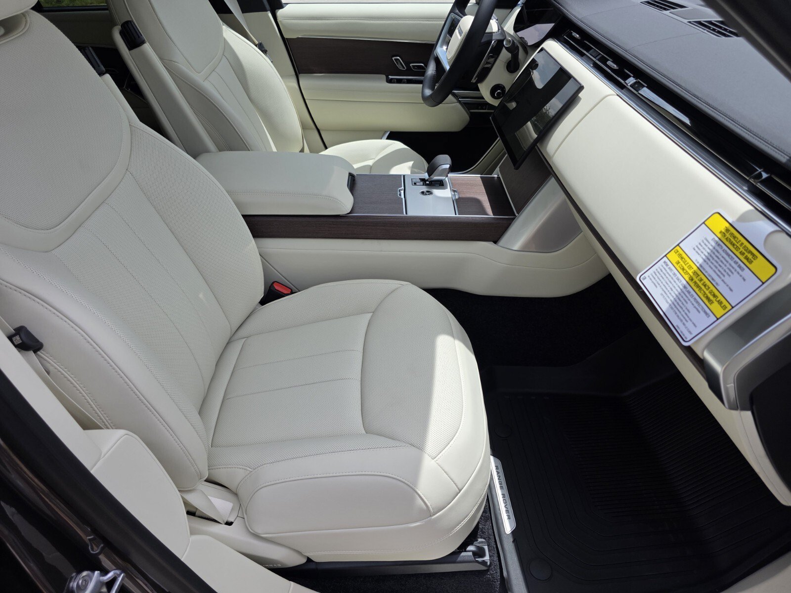 New 2026 Charente Grey LAND ROVER SE image 3