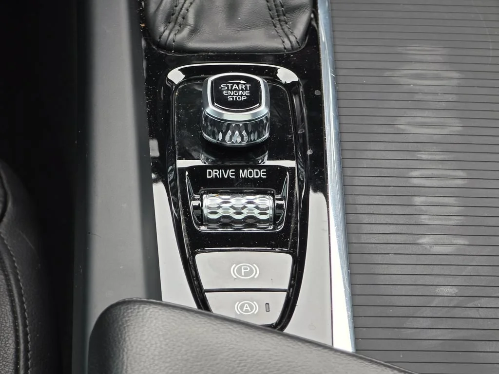 Used 2020 White Volvo T5 Momentum image 22