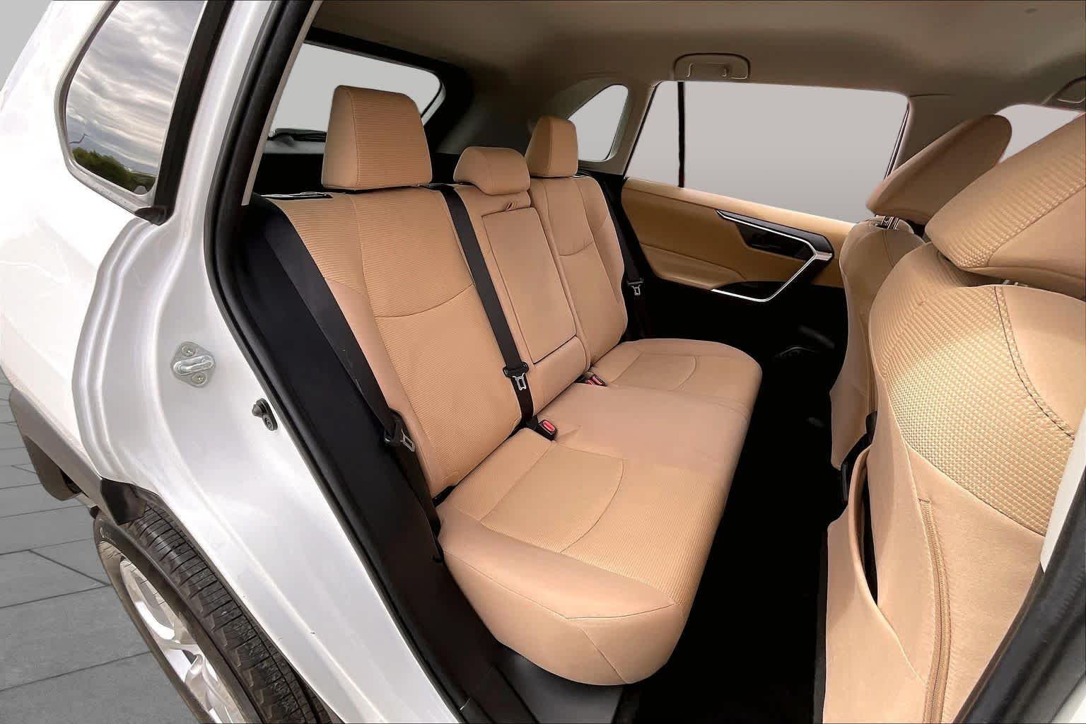 Used 2022 White Toyota LE image 19