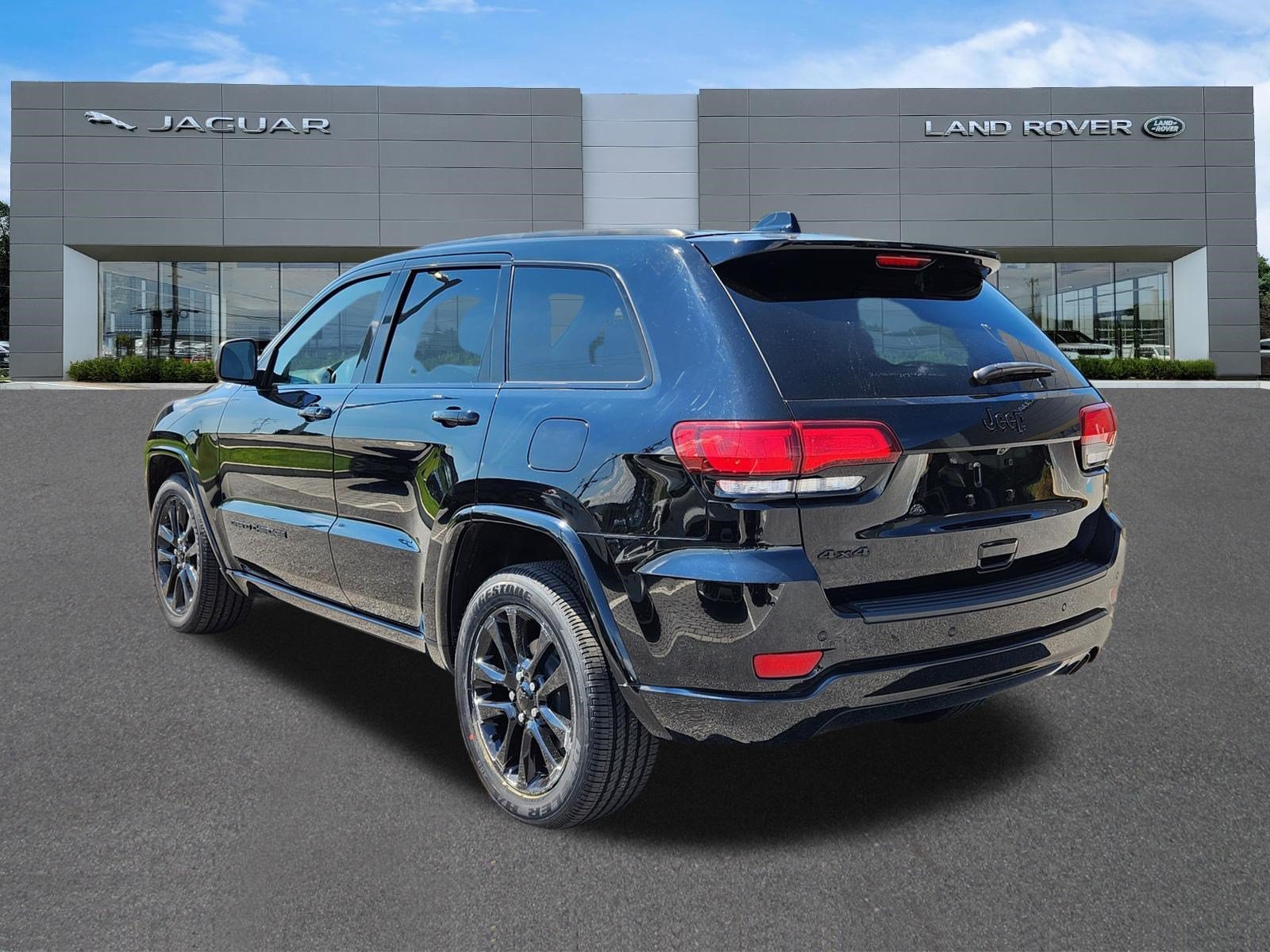 Used 2019 Diamond Black Crystal Pearlcoat Jeep Altitude image 3