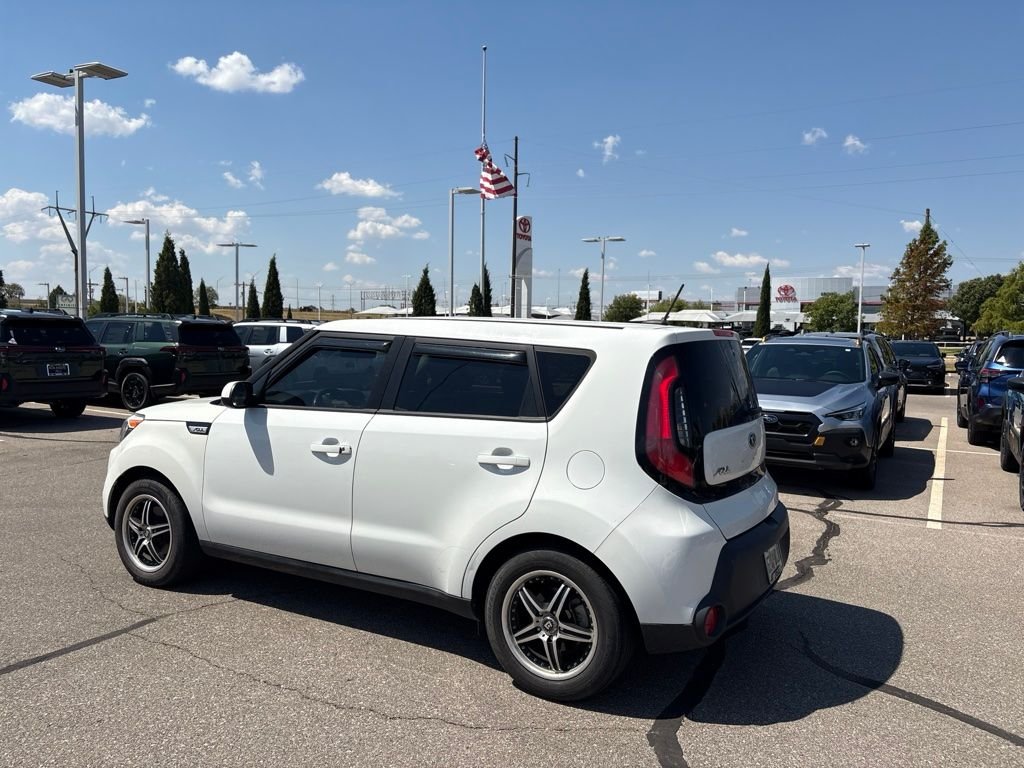 Used 2016 White Kia Base image 5