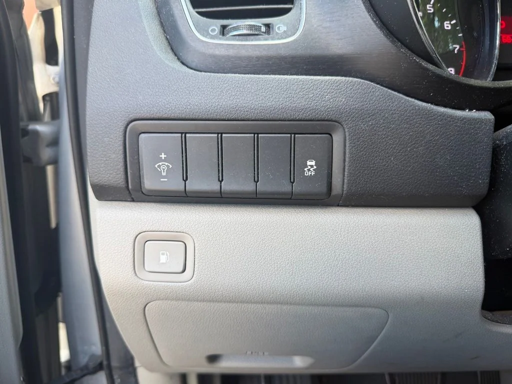 Used 2016 Bright Silver Metallic Kia LX image 21