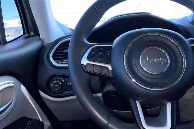 Used 2018 Gray Jeep Latitude image 20