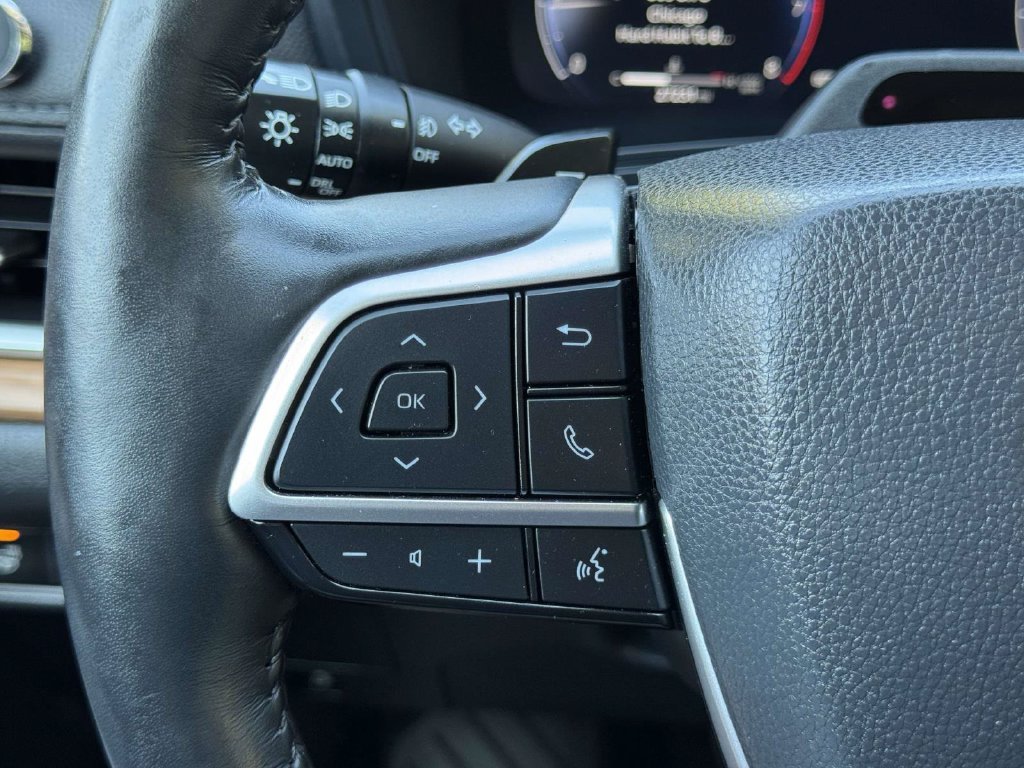 Used 2024 White Toyota Platinum image 12