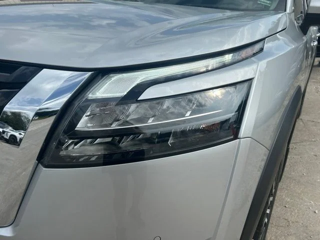 Used 2025 Silver Nissan Platinum image 11