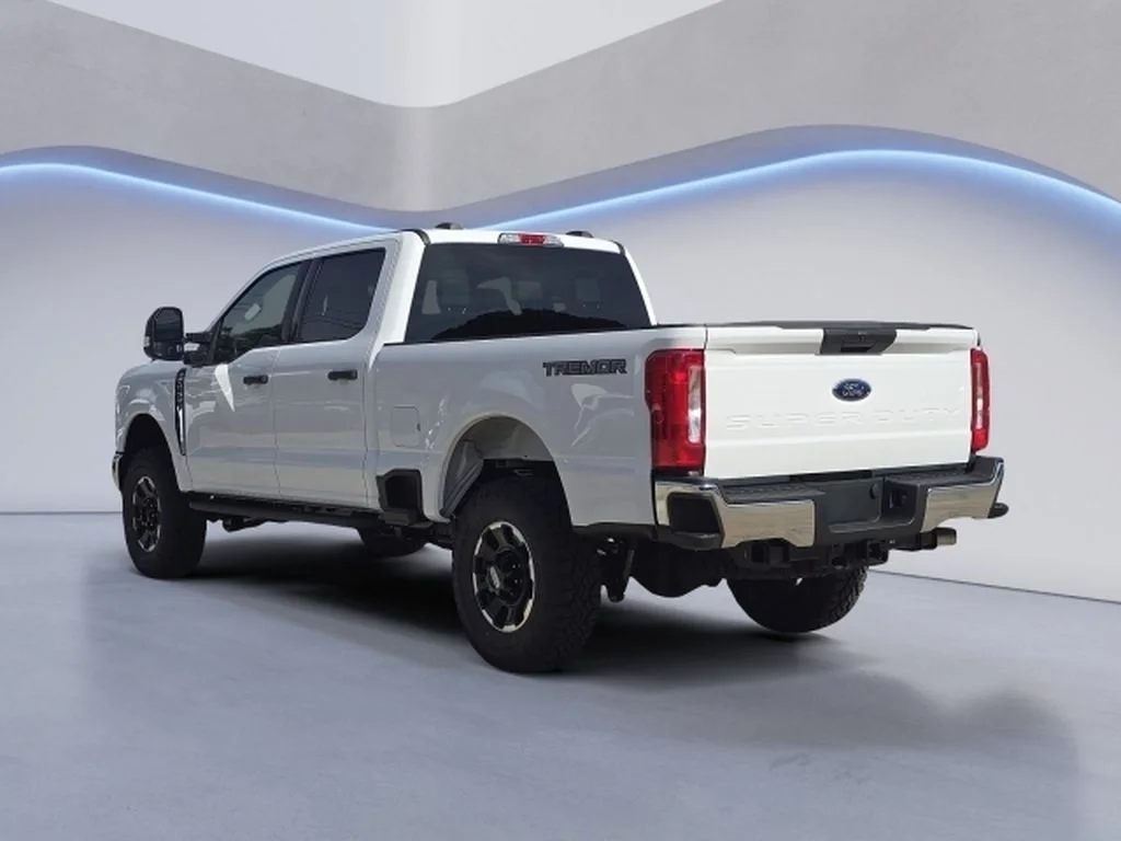 New 2026 Oxford White Ford F-250® XLT image 4