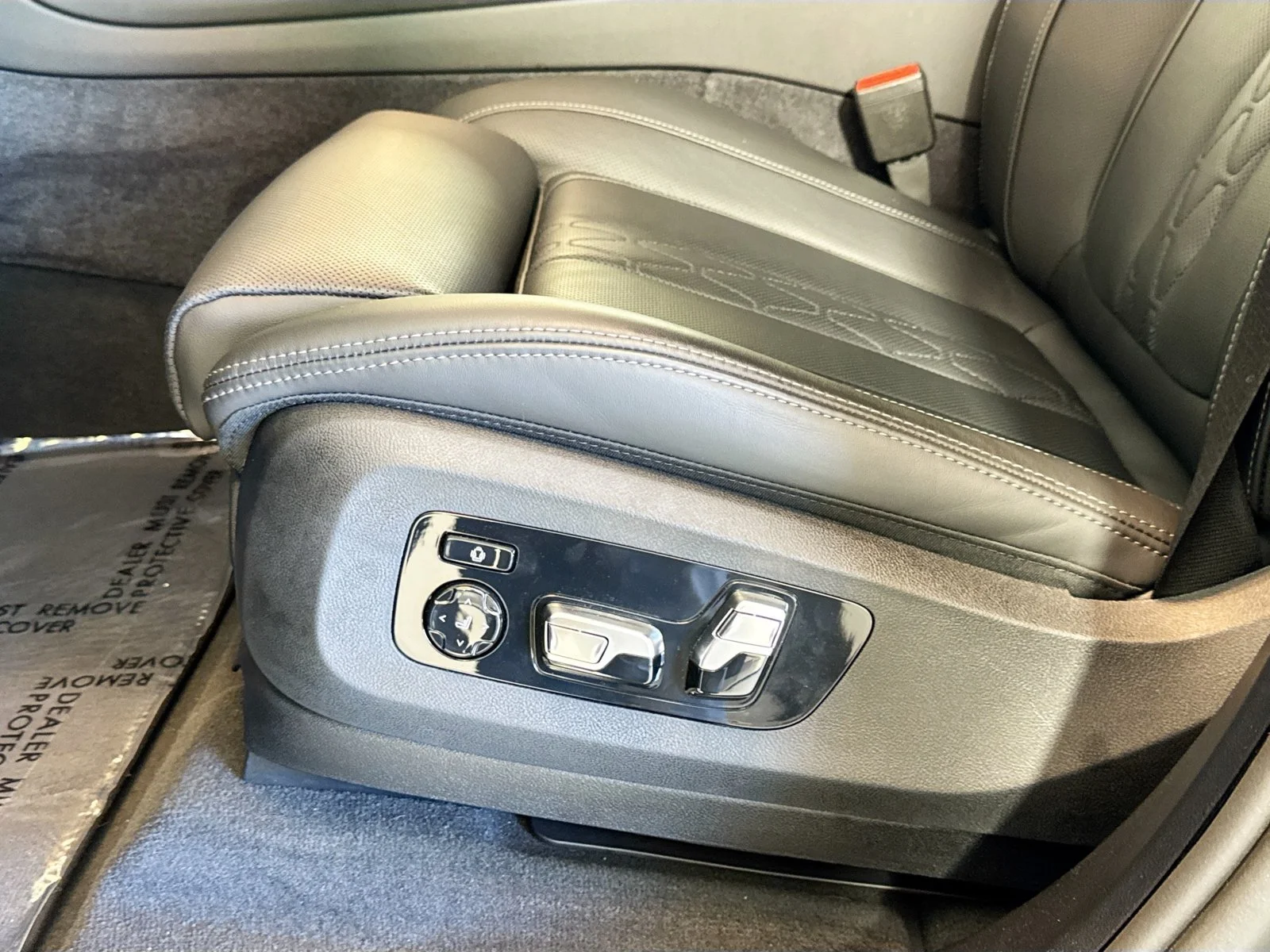 Used 2026 Dravit Grey Metallic BMW M60i image 12