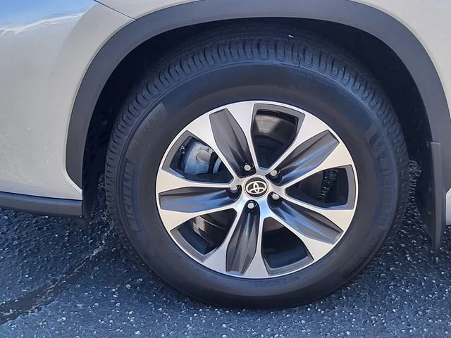 Used 2024 Silver Toyota XLE image 9