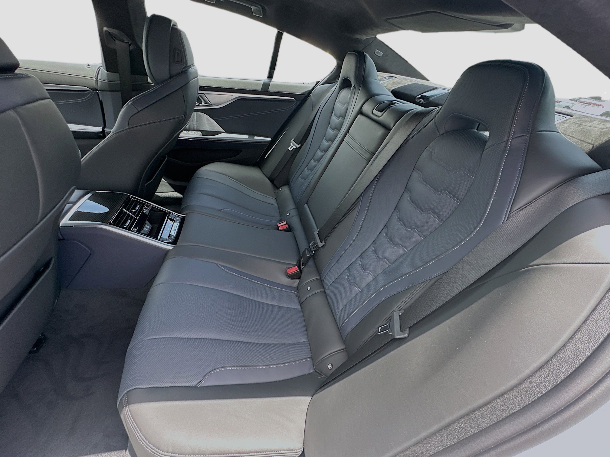 2026 BMW 8 Series M850i - Photo 20