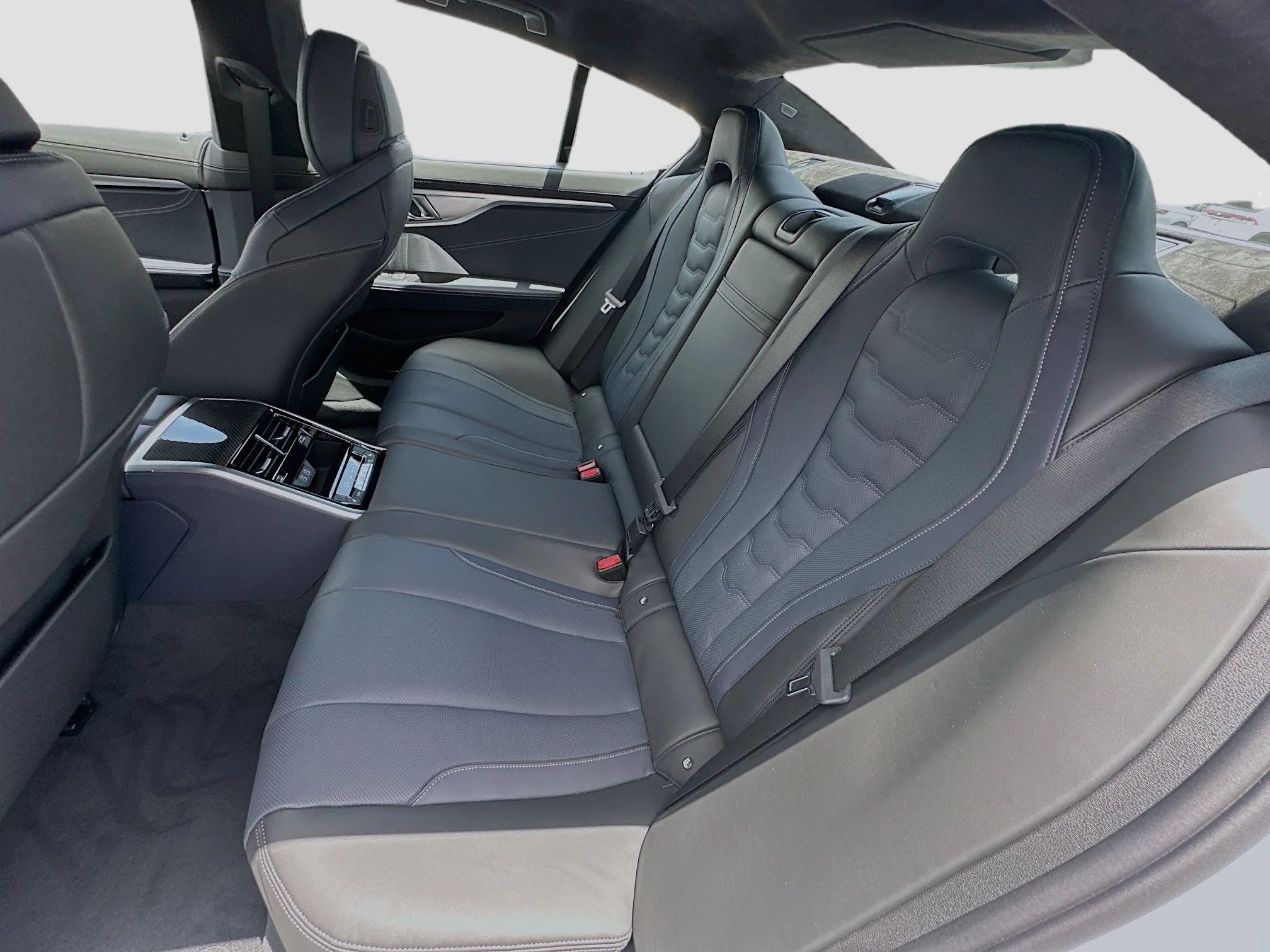 2026 BMW 8 Series M850i - Photo 20