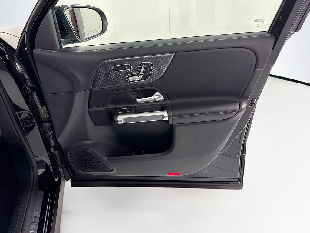 Used 2025 Night Black Mercedes-Benz GLB 250 image 25