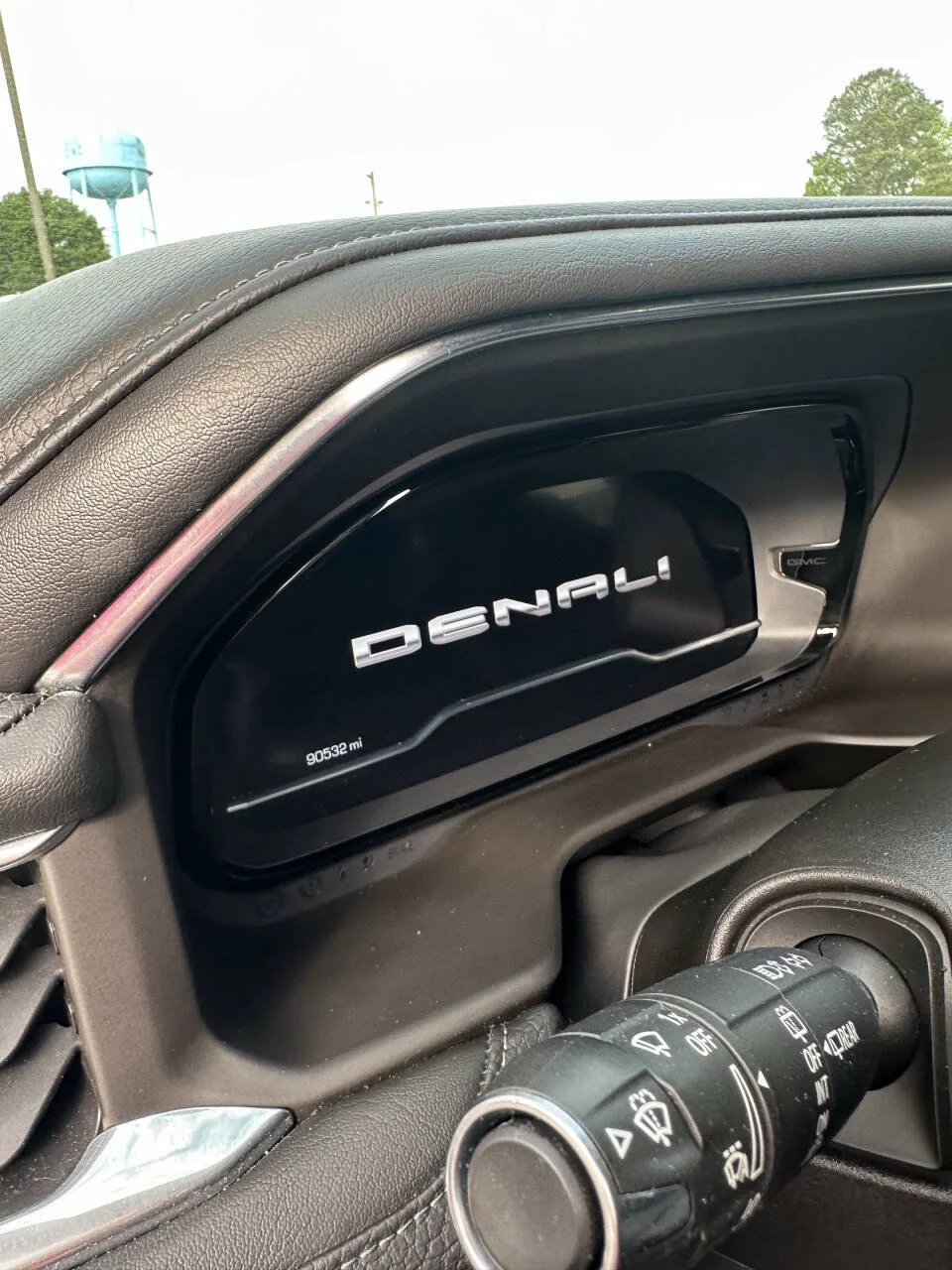 Used 2022 Black GMC Denali 4x4 4dr SUV image 3
