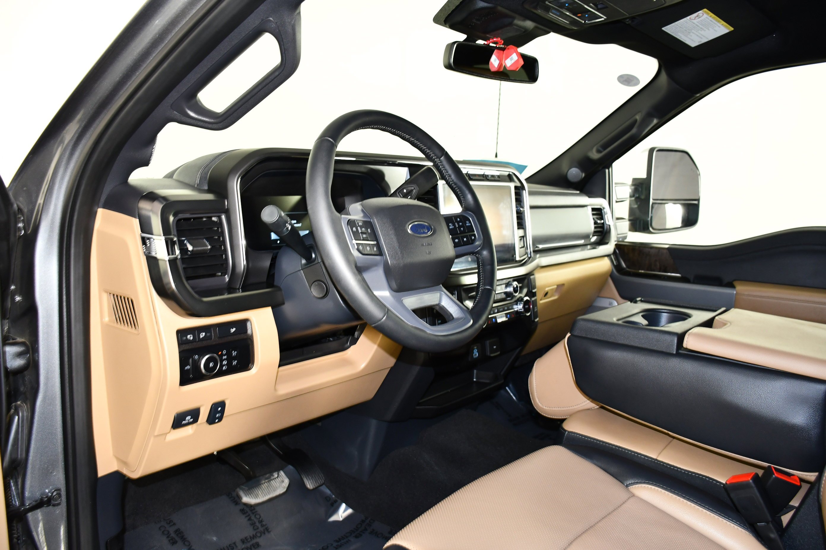 Used 2024 Gray Metallic Ford LARIAT image 45